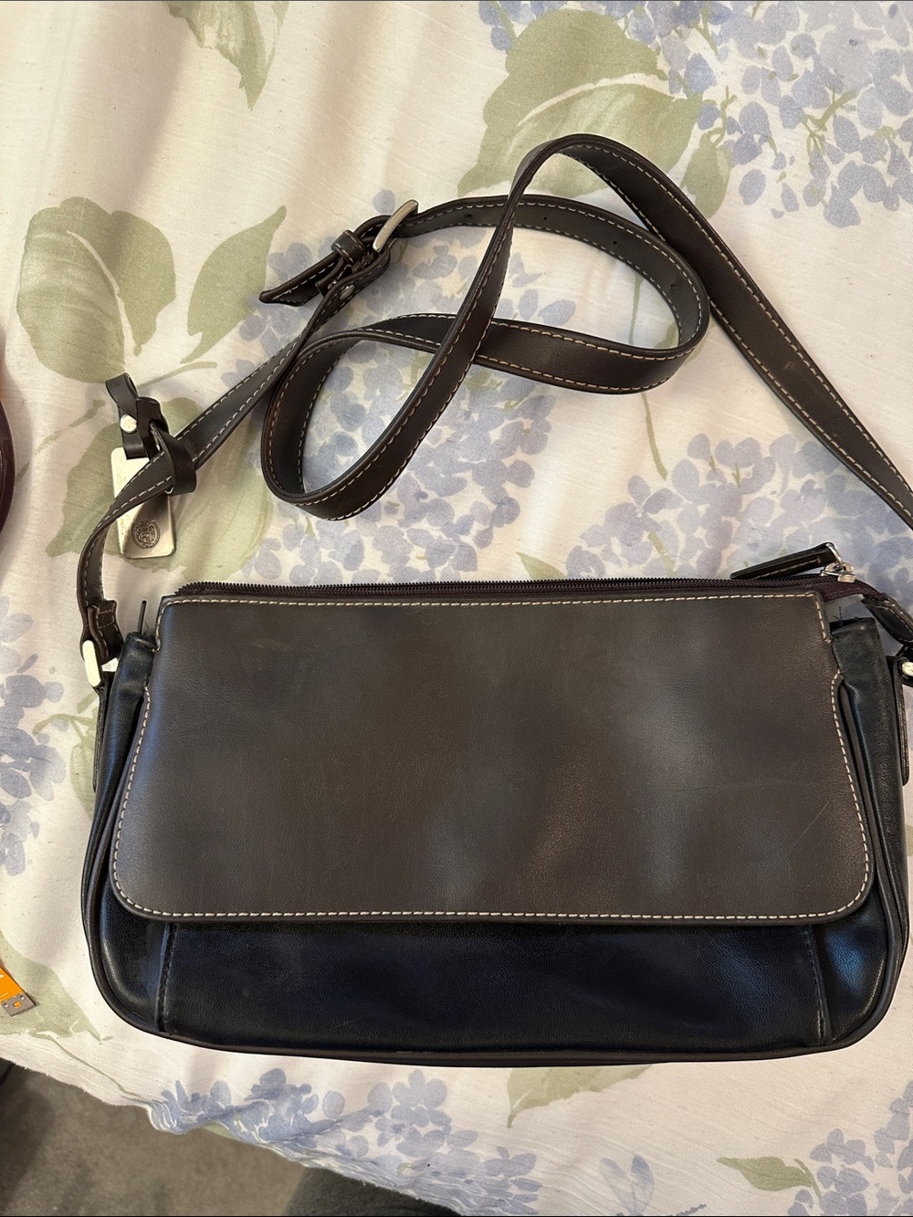 Elegant Dark Brown Leather Shoulder Bag with Contrast Stitching